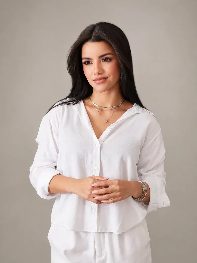 Dra. Vanessa Cristina, de camisa branca, em estúdio